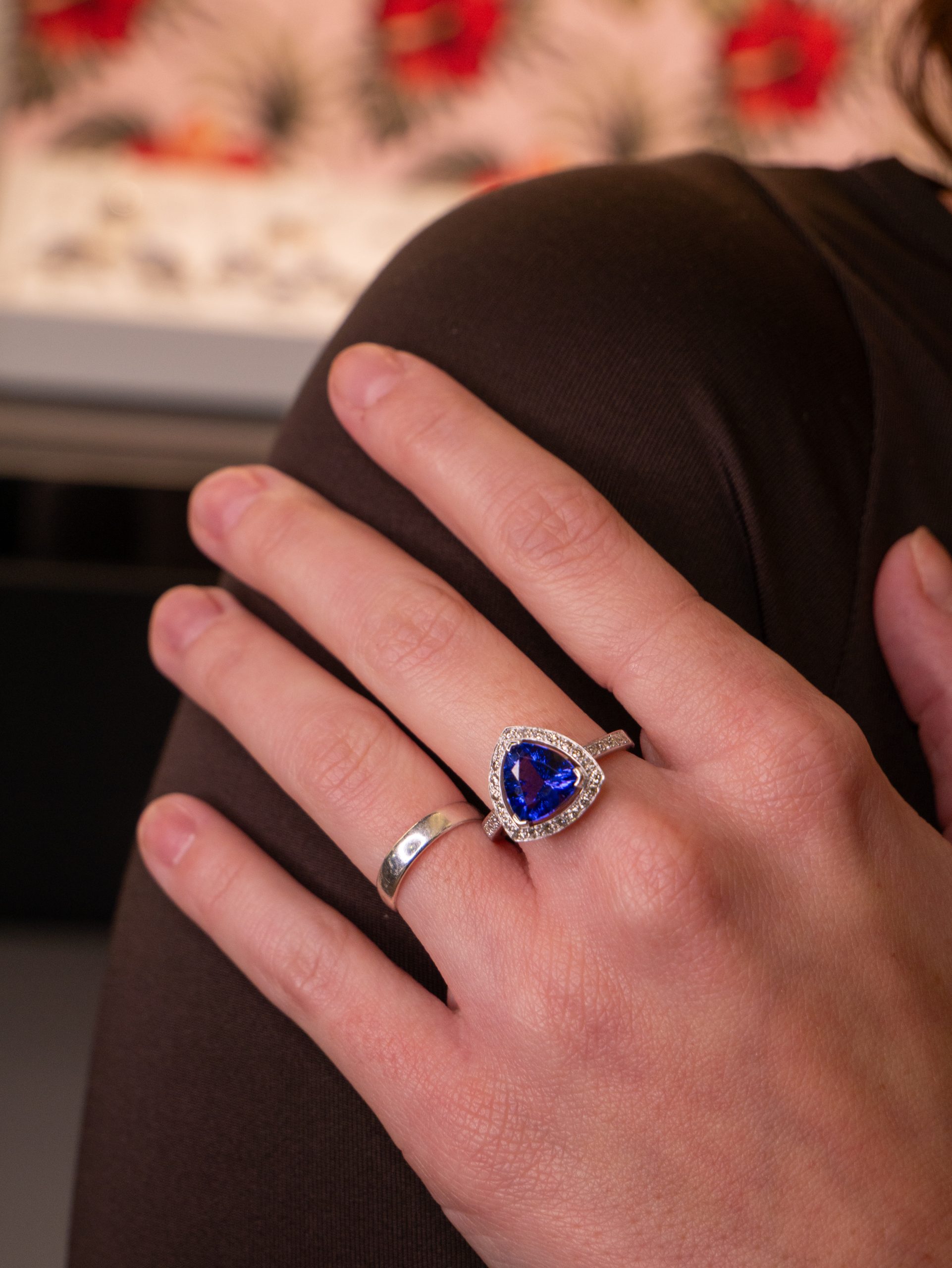 Tanzanite et diamants sertiessur une bague en or blanc. Création de l'atelier Lyon Bijoux.